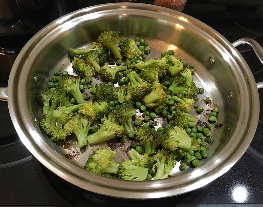 picture of broccoli and peas in a 360 cookware