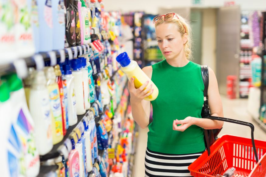 woman shopping for a natural detergent in the grocery