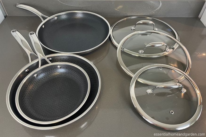 picture of HexClad cookware set with the included lids