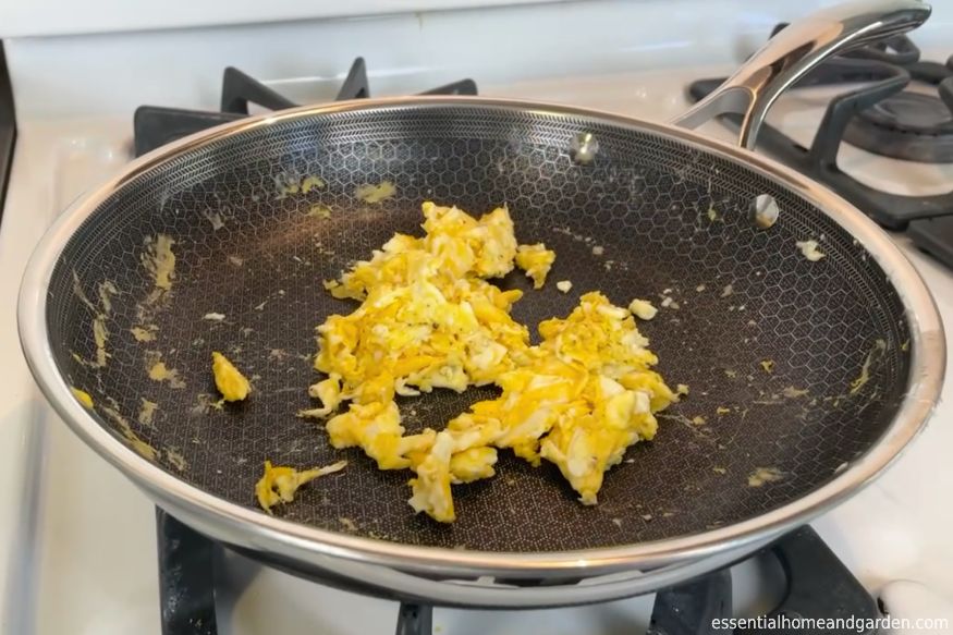 using a HexClad pan to cook scrambled eggs