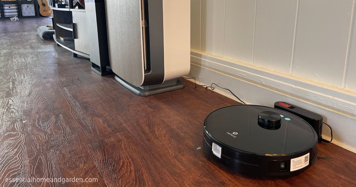 photo of Lefant’s LS1 laser robot vacuum in the living room