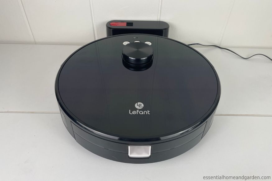 The Lefant LS1 robot vac charging